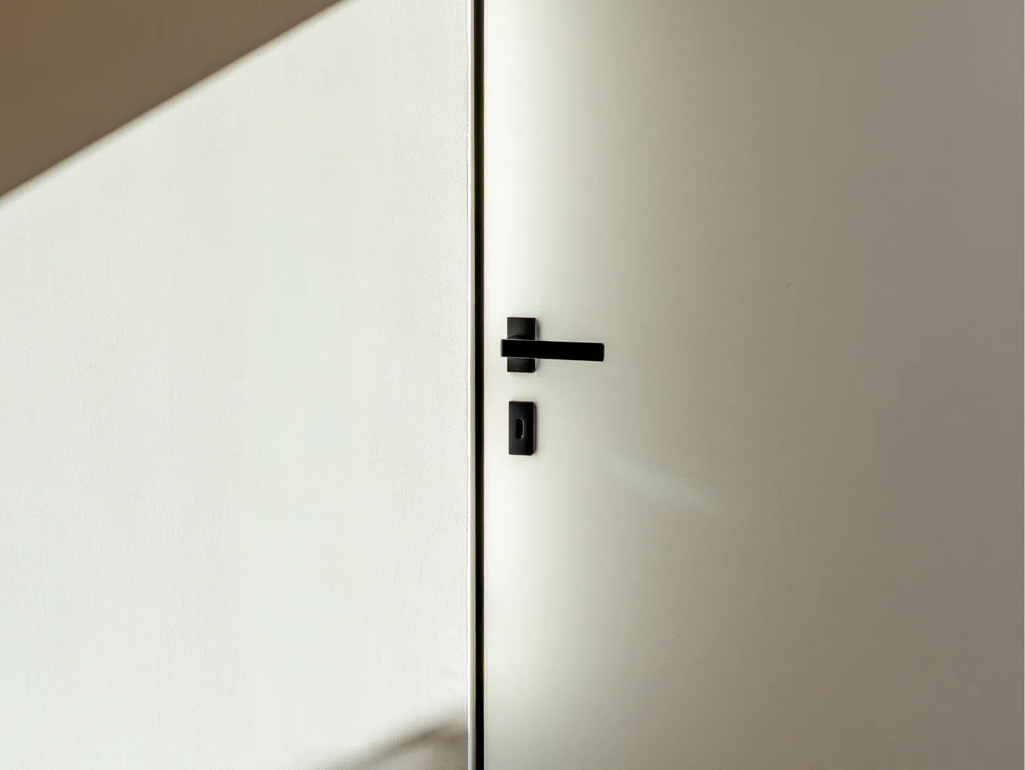 How to Clean Door Handles: 2026 Guide