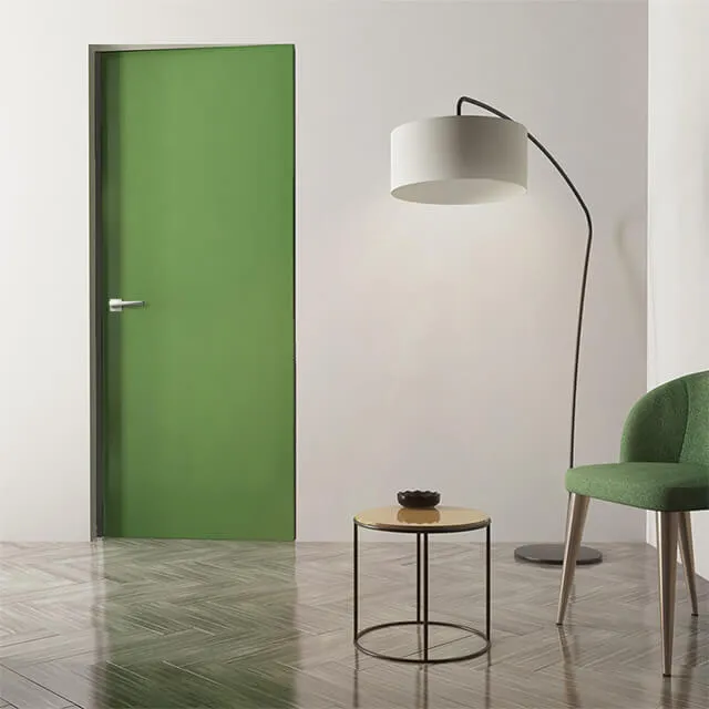 Porta laccata verde lucisa a battente su muro panna.
