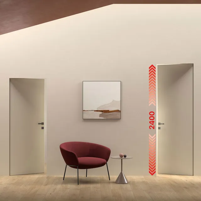 Doppia porta battente filo muro reversibile su stessa parete. Entrambe le porte si aprono verso l'esterno, la porta di sinistra ha maniglia a destra, mentre la porta a destra ha maniglia a sinistra. L'ambiente è moderno con una poltrona robbo bordeaux al centro e la parete di riferimento comprese le porte è di colore beige.