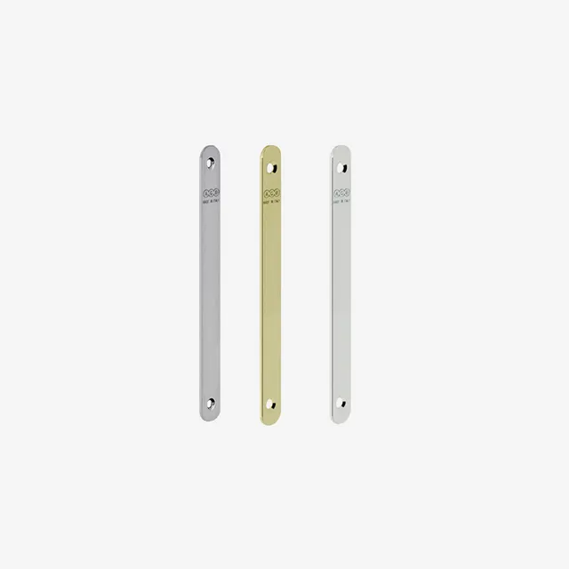 Piastre copriforo per porte scorrevoli di tre colori argento chiaro, scuro e oro su sfondo bianco.
